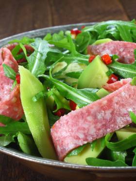 exotischer-salat-mit-knoblauchsalami-radieschen-und-nussen